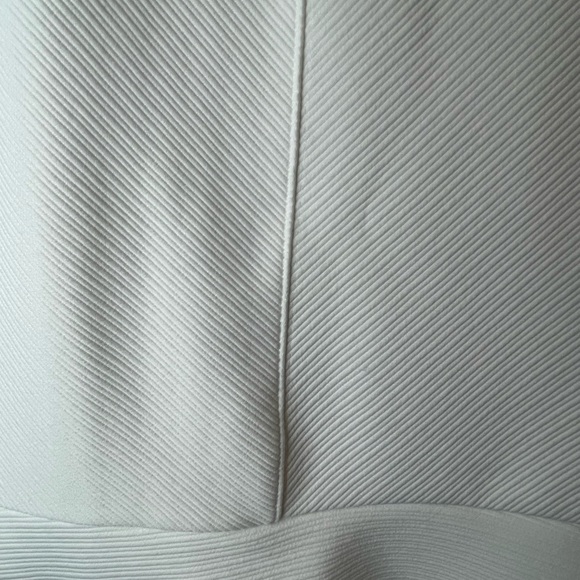 Liz Claiborne White womens sleeveless top. Great texture and shaping - Picture 6 of 8